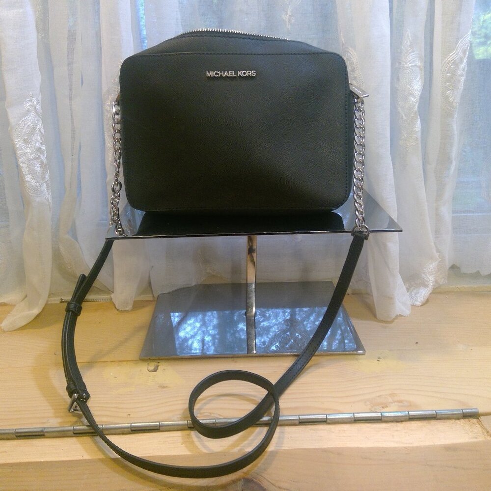 MICHAEL KORS – STRUCTURED SAFFIANO LEATHER CROSSBODY (BLACK)